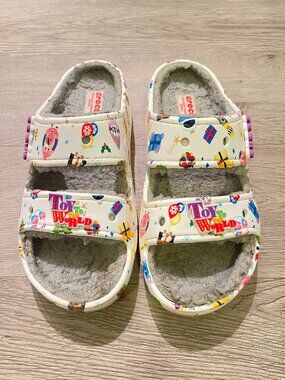 Disney Parks 2022 Christmas Pixar Toy To The World Clogs Crocs Men 6 Women 8